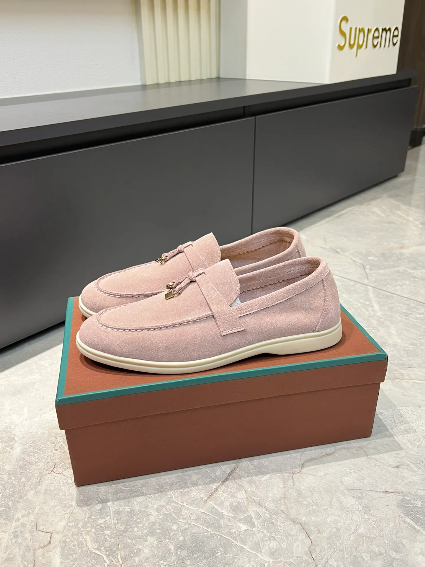 Men's shoes 💰p360 "Loro men's shoes 💰pian'*" Classic L men's shoes for couples 💰p Top version British flat loafers, a must-have item in old money style, the minimalist design is eye-catching and durable, a plus point for dressing The soft foot feel and texture are outstanding. They don’t scratch your feet and are very nice. They are matched with soft and waxy soles. They can be worn daily for a long time without getting tired. They are easy to wear, versatile and classic items, with perfect foot feel and texture! Imported cashmere fabric, the lining is made of imported A-grade water-dyed cow lining, the top version of the genuine leather midsole is sewn with pure handmade mark thread! Size: Female 35-40 (34. Customized) Male 38-44 (45.46. Customized)